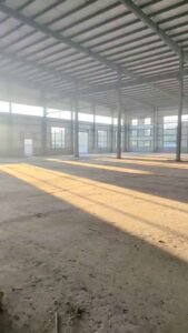 Amplio espacio interior sin columnas de una bodega industrial, optimizado para operaciones logísticas y almacenamiento de gran volumen.