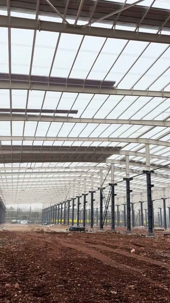 Amplio espacio interior luminoso y sin columnas centrales en bodegas de acero para logística