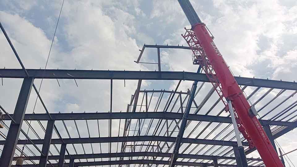 Amplio espacio interior de luz libre sin columnas centrales, resultado de una óptima fabricacion de galpones modulares.