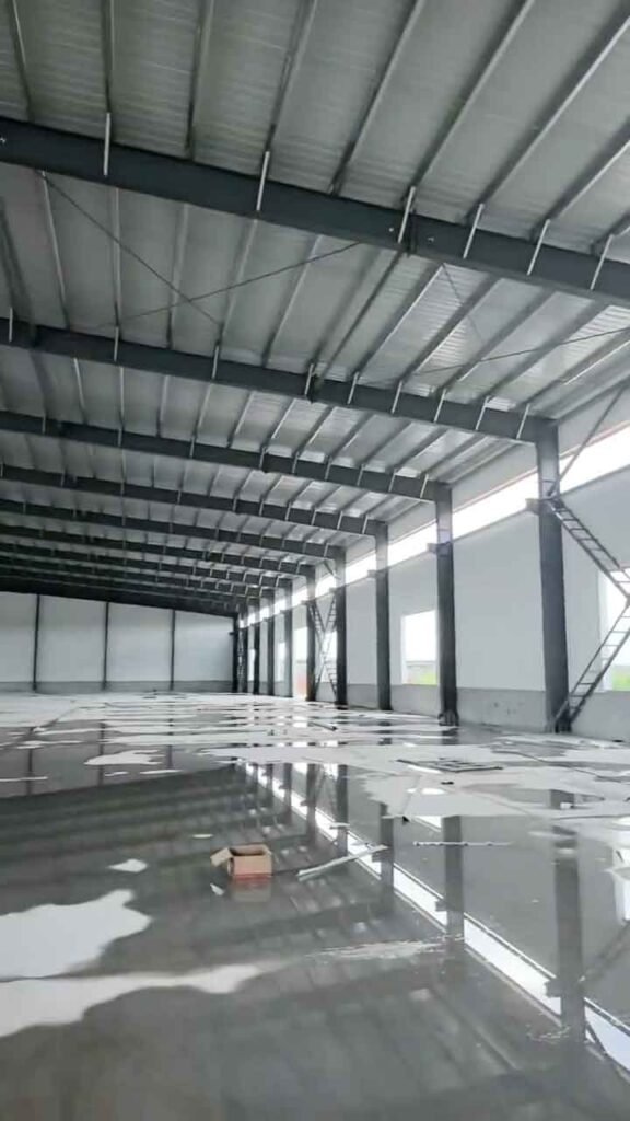 Ensamblaje de las vigas de techo o cerchas en una obra optimizada por nuestro servicio de estructuras metálicas importación exportación