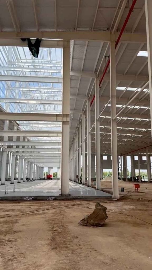 Montaje de la estructura principal de acero para galpones chinos sismorresistentes en Latinoamérica.