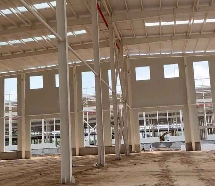 Nave industrial completada exitosamente utilizando galpones chinos prefabricados.
