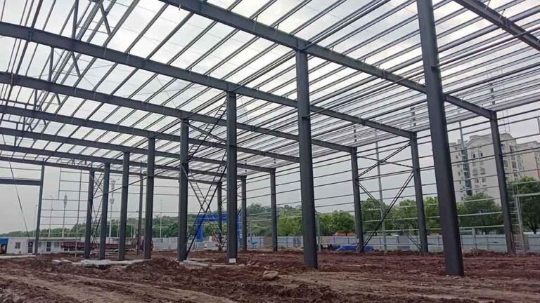 Estructura secundaria y perfilería lateral galvanizada lista para el revestimiento en la fabricacion de galpones logísticos.