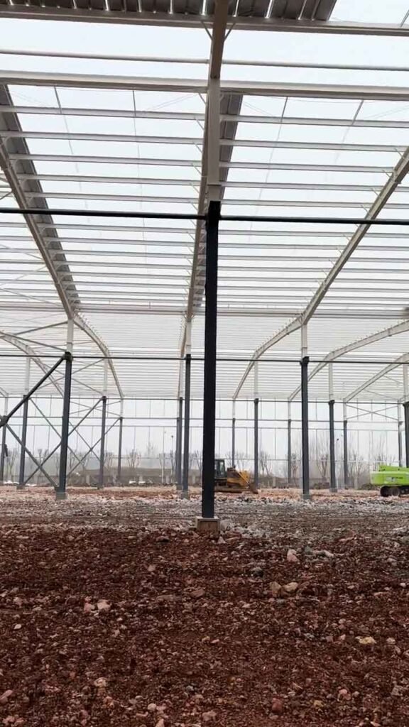Estructura secundaria de acero galvanizado lista para el cerramiento de muros en bodegas de acero
