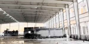 Detalle de ingeniería de la placa base gruesa y pernos de anclaje para la cimentación sólida de un galpón metálico.