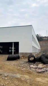 Vista panorámica del proyecto de montaje de un galpón metálico prefabricado de gran escala para uso industrial o agrícola.