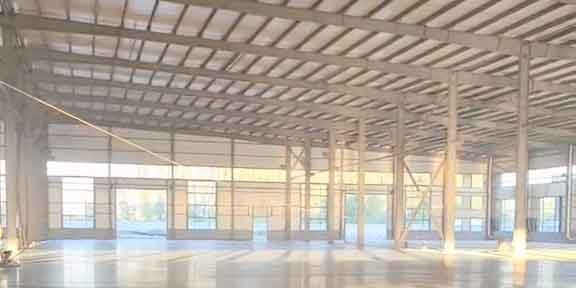 Proyecto exitoso y finalizado de una amplia bodega industrial metálica, lista para operar comercialmente.