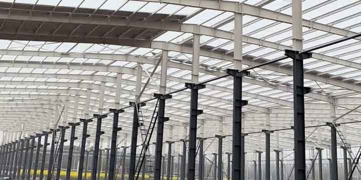 Complejo industrial y centro de distribución construido íntegramente con bodegas de acero prefabricadas.