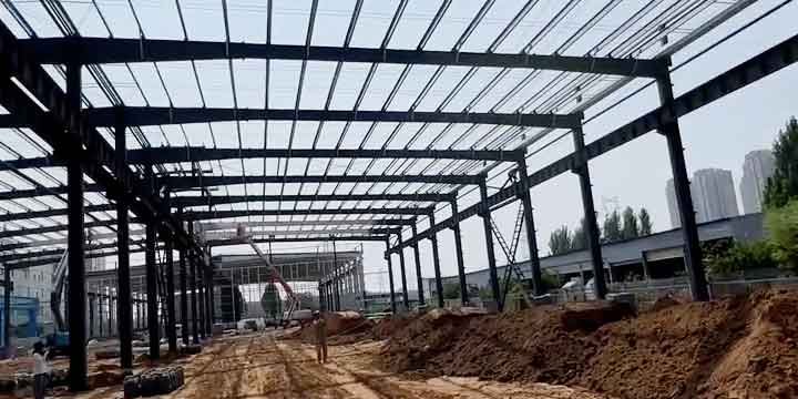 Vista exterior frontal del proyecto completado de un galpón metálico prefabricado industrial.