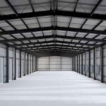 Instalación de correas de techo galvanizadas durante la construccion de galpones industriales modernos.