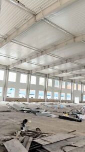 Sistema de correas de techo en perfil C/Z y tensores metálicos que garantizan la rigidez de la cubierta en el galpón metálico.