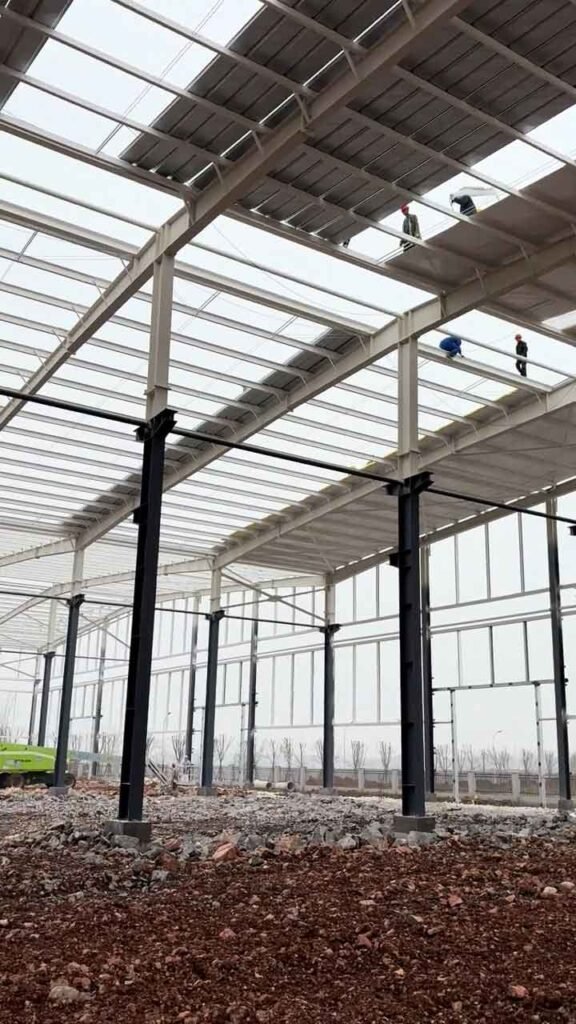 Instalación de paneles de techo y tragaluces para optimizar la luz natural en bodegas de acero.