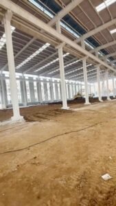 Diseño de techo de gran luz libre y sistema de arriostramiento para máxima resistencia al viento en galpones importados de China.