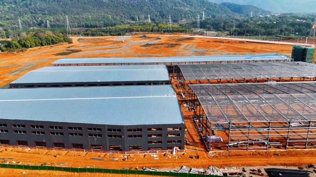 Lote de vigas y columnas de acero con tratamiento anticorrosivo, listas para el montaje de estructuras para bodegas