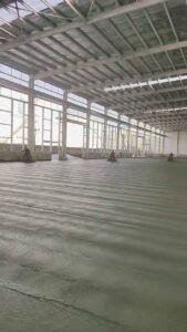 Lote de vigas de acero estructural con tratamiento anticorrosivo y pintura, listas para un proyecto de estructura metálica.