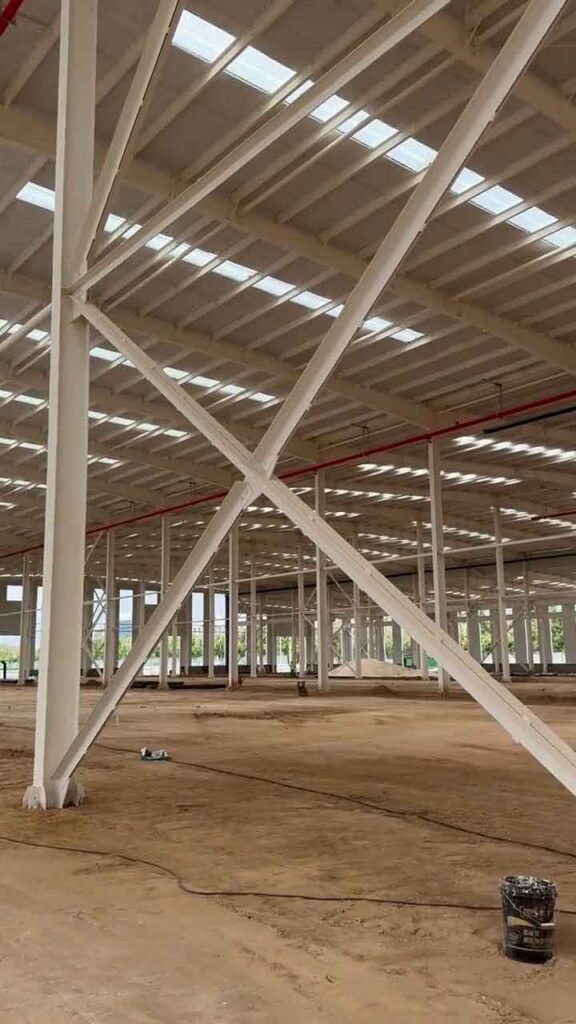 Instalación de correas de techo galvanizadas en galpones chinos de alta resistencia.