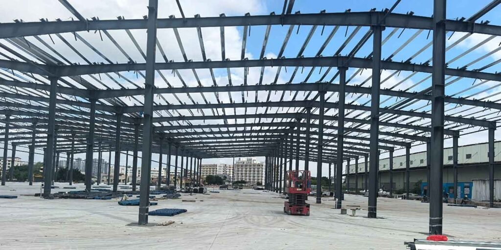 Extensa perspectiva interior evidenciando la precisión de alineación estructural mediante la experta fabricación y montaje de galpones con pórticos repetitivos