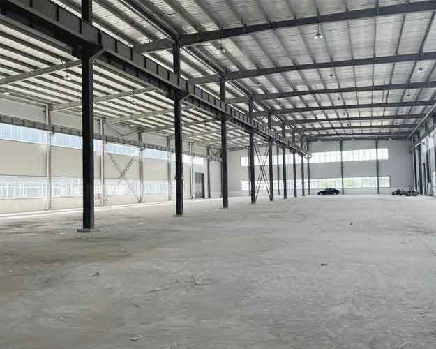 Sistema de arriostramiento en X y marcos rígidos de una fabrica de galpones metalicos con múltiples aperturas para ventanas industriales