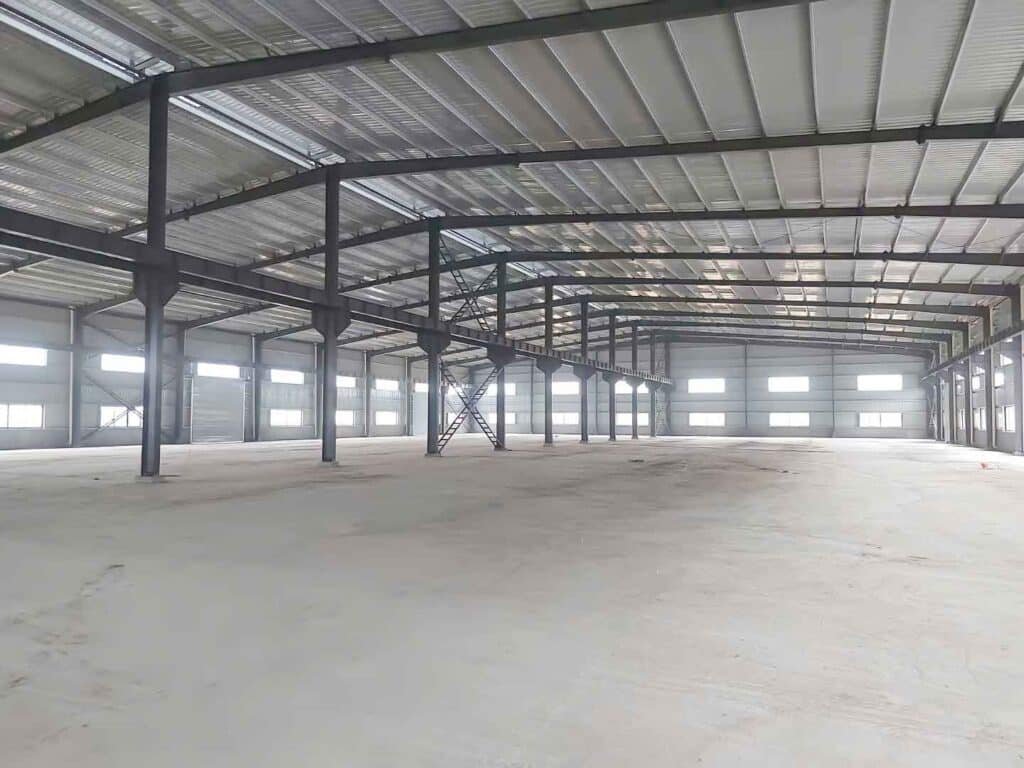 Estructura interna de gran altura fabricada por una fabrica de galpones metalicos, optimizada para estanterías pesadas y maniobras de montacargas