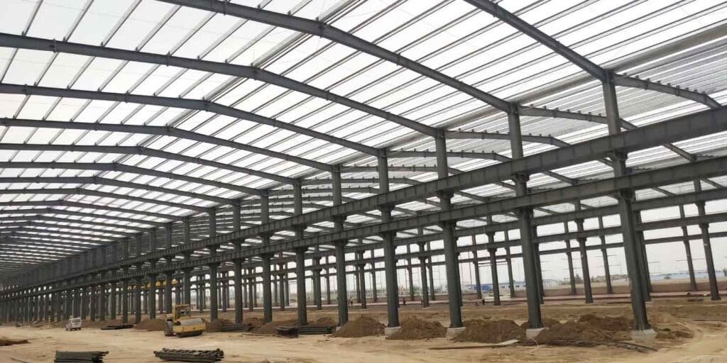 Vista exterior de un imponente depósito logístico prefabricado, listo para operaciones de importación y exportación en Latinoamérica.