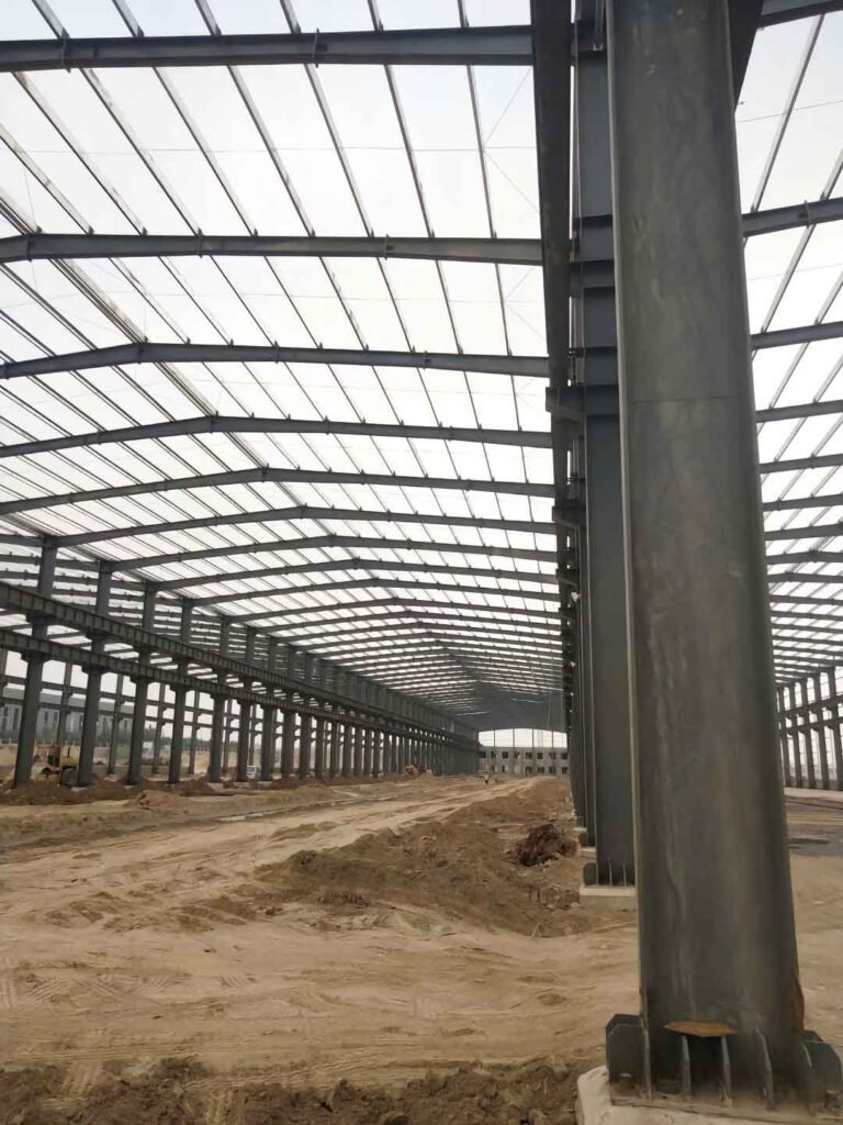 Ensamblaje de vigas de acero y correas galvanizadas para un depósito logístico seguro en Latinoamérica