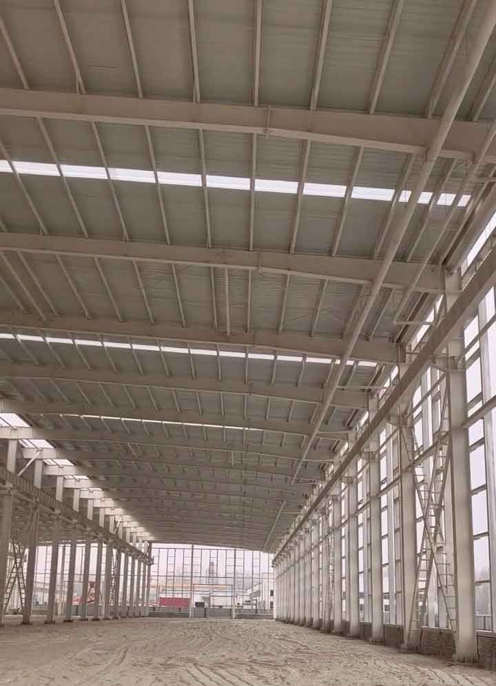 Montaje de estructuras metálicas blancas para techo de gran alcance con panel translúcido para luz natural
