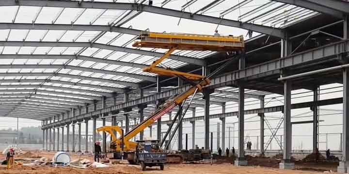 Interior en fase de tierra mostrando soluciones industriales, incluyendo una gruesa válvula roja de agua en primer plano y una línea de dobles columnas de acero.