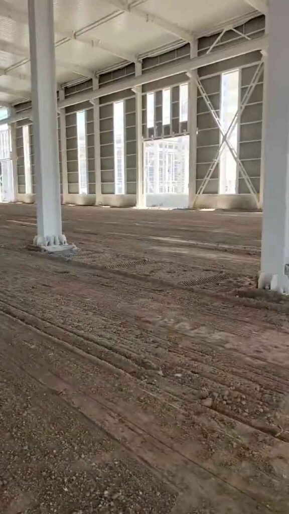Detalle de las fundaciones y pilares de bodegas metálicas en Chile, adaptadas a normativas de seguridad y resistencia local.