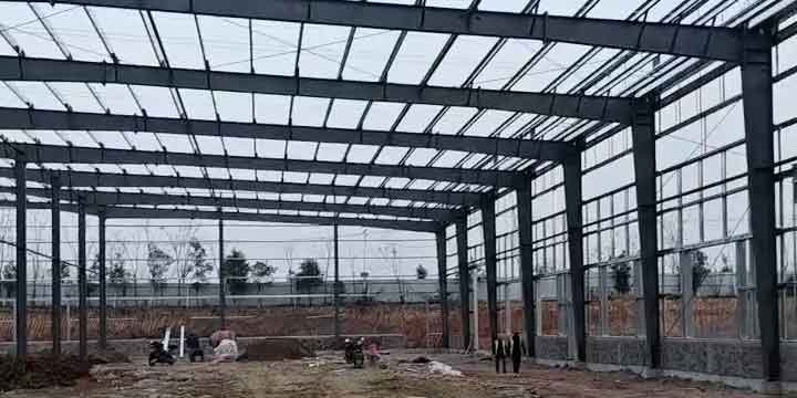Panorámica de nave industrial en construcción para inversores interesados en comprar galpón metálico