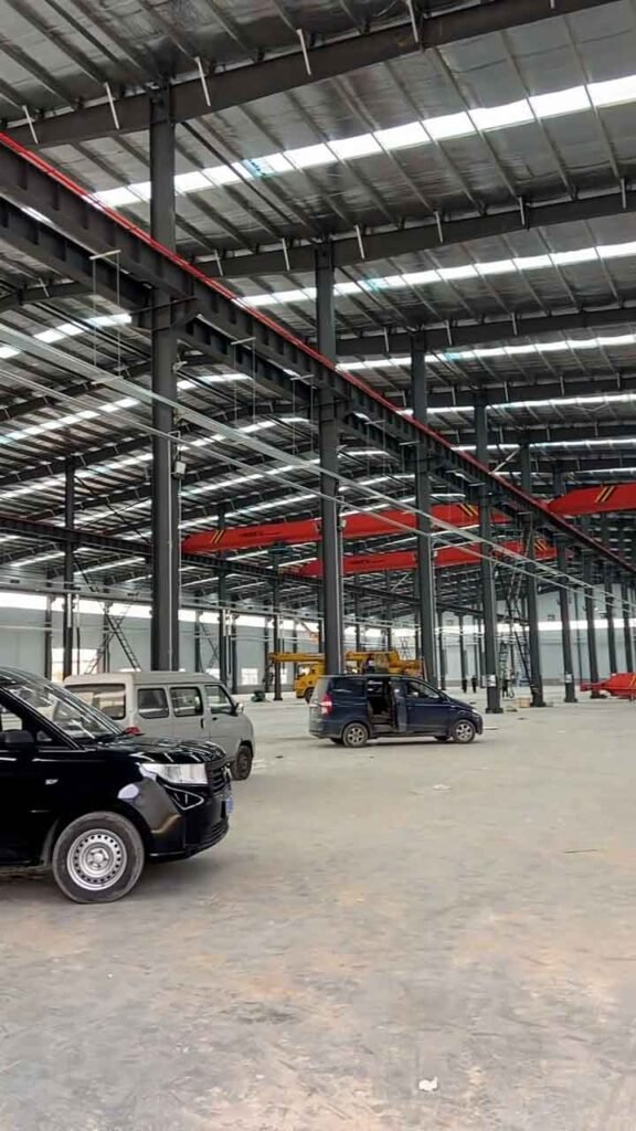 Filas de columnas de acero en un almacén logístico de gran altura fabricado con tecnología modular.