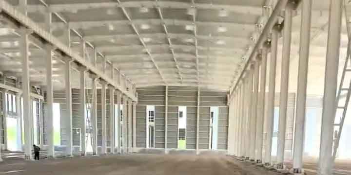 Vista panorámica de una nave industrial techada que ilustra la construcción de galpones precios según materiales y dimensiones.