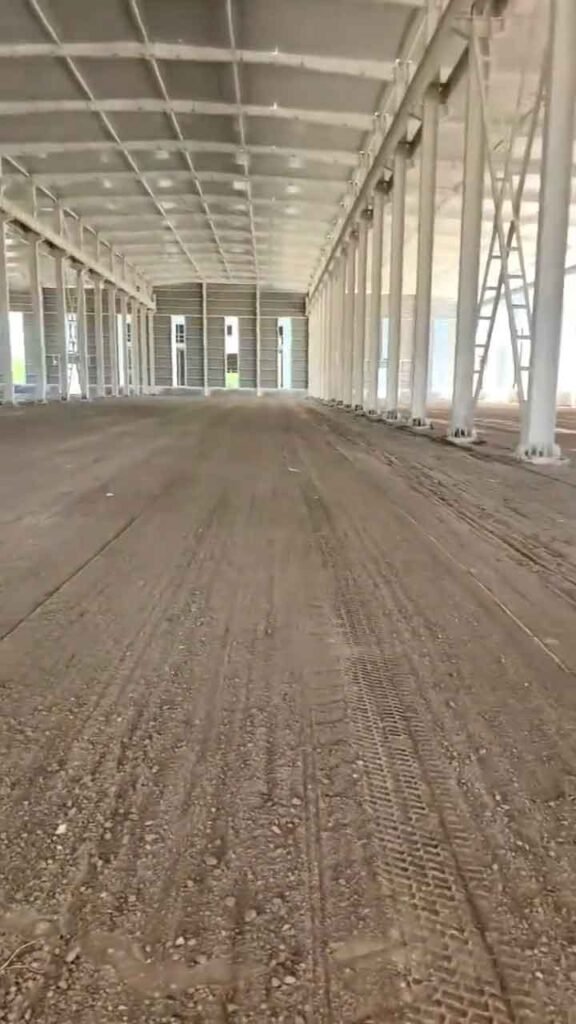 Interior de una construcción industrial eficiente con grandes luces entre pilares y diseño que maximiza el espacio útil.