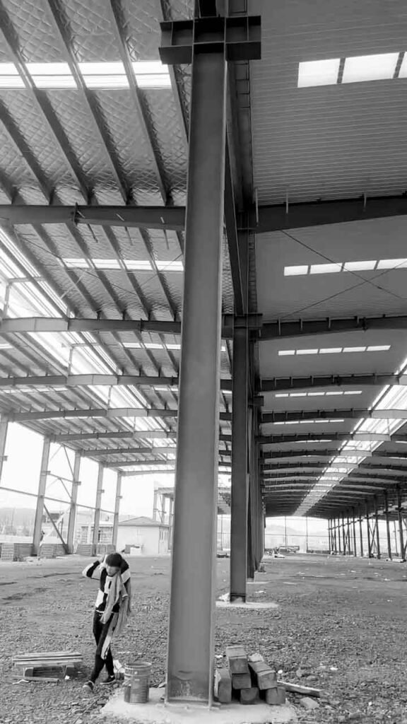 Pilar de acero de gran calibre que muestra la escala de una construcción industrial rápida de alta ingeniería.