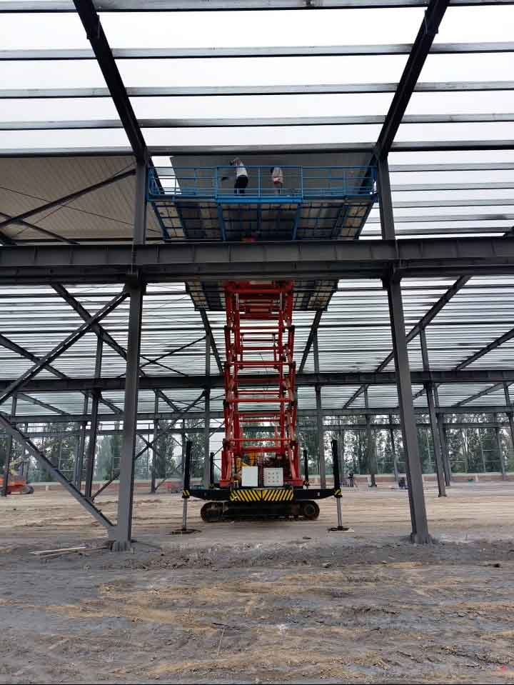 Ejemplo de construcción rápida industrial mediante el uso de plataformas motorizadas y componentes metálicos pre-ensamblados de gran tamaño.