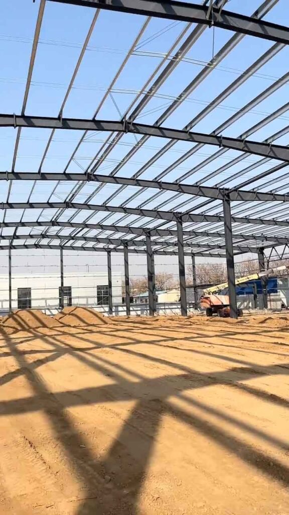 Proceso de construcción rápida industrial mostrando la velocidad de avance en la instalación de vigas maestras.