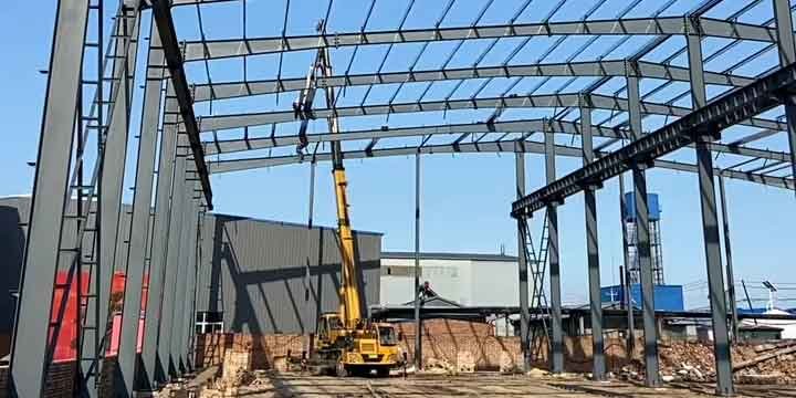 Preparación del terreno interior con maquinaria pesada bajo la supervisión de un contratista de construcción de bodegas experto.