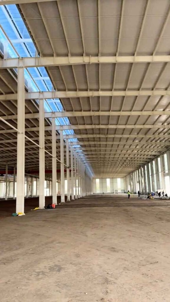 Vista profunda de una nave de gran escala con lucernarios para evaluar el costo estructura metálica por m2.