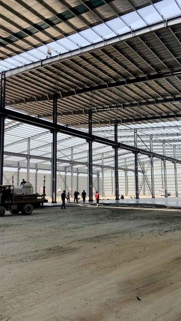 Estructura de un edificio de acero prefabricado con sistemas de techumbre modulares y diseño sismorresistente.