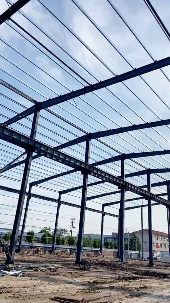 Estructura interna de un edificio de acero prefabricado con sistemas de conexión empernada de alta precisión y diseño modular.