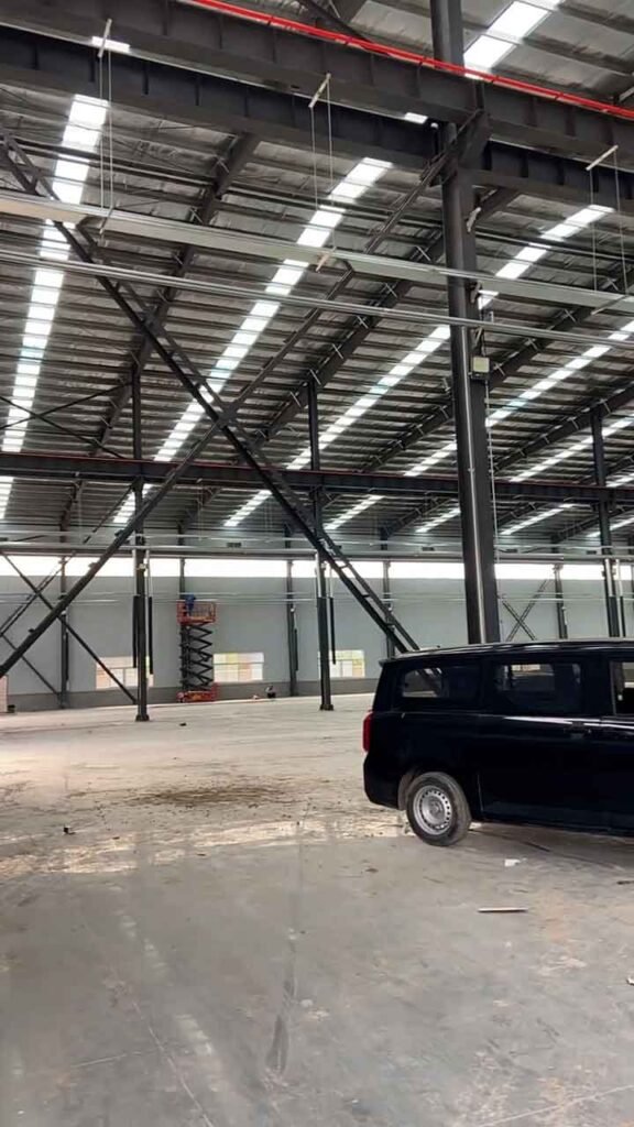Refuerzos estructurales en X en un edificio industrial prefabricado para garantizar estabilidad ante vientos y sismos.
