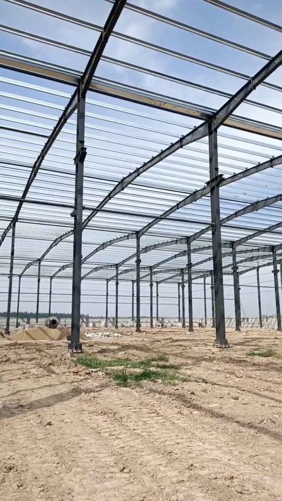 Esqueleto de acero de una estructura industrial prefabricada con vigas transversales y columnas de carga.
