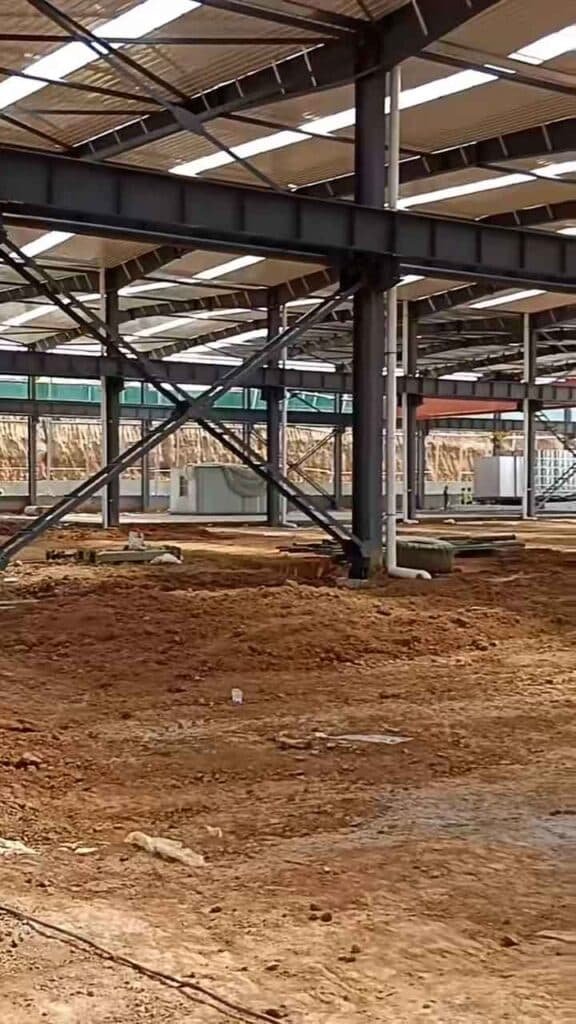 Detalle de los tensores de arriostramiento en cruz (forma de X) que estabilizan la estructura metálica industrial.