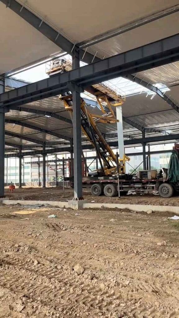 Detalle de la estructura metálica industrial con vigas maestras y correas de acero galvanizado para soporte de cubierta.