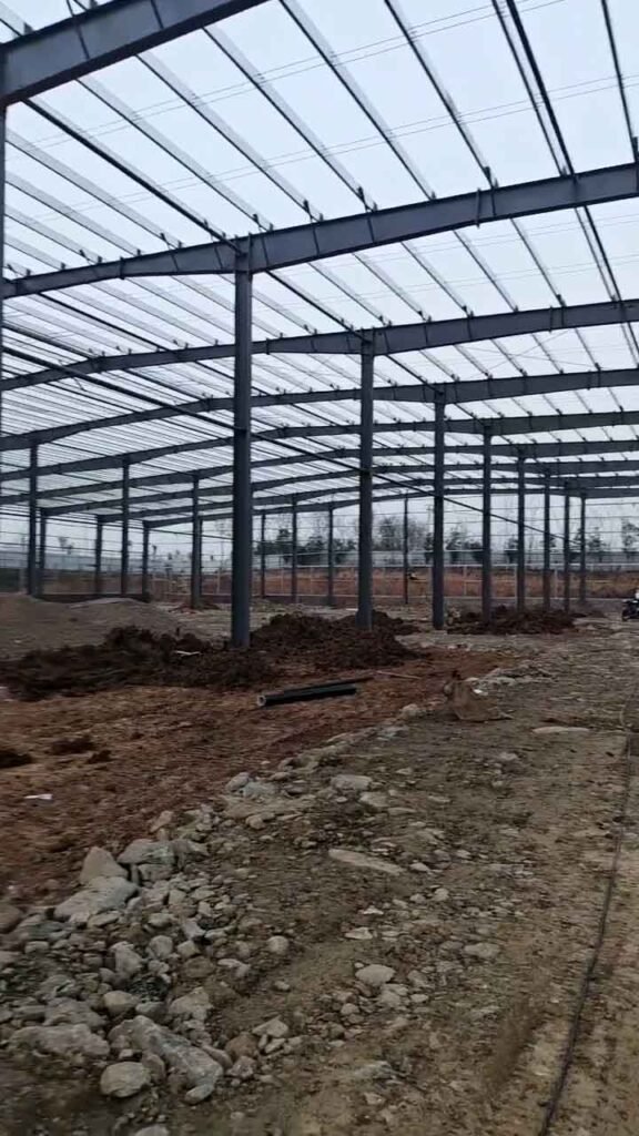 Vista lateral de una estructura metálica industrial pesada con arriostramientos de seguridad