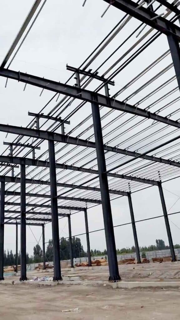 Columnas de acero de sección variable para estructura metálica para bodega industrial de alta resistencia.