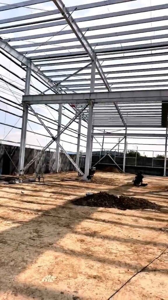 Detalle de los tensores y arriostramientos en cruz de una estructura prefabricada industrial con diseño antisísmico.