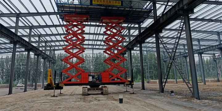 Panorámica de estructuras metálicas galpón con enfoque en la repetición de pórticos rígidos para naves de almacenamiento de alto tráfico.