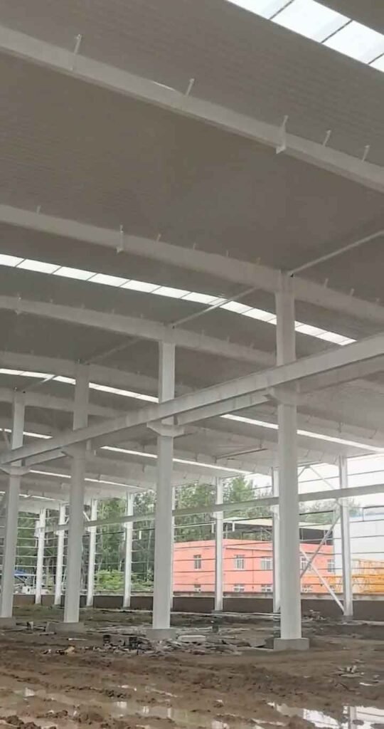 Detalle de las conexiones de vigas y pilares diseñadas por un fabricante de estructuras metalicas industriales de precisión.