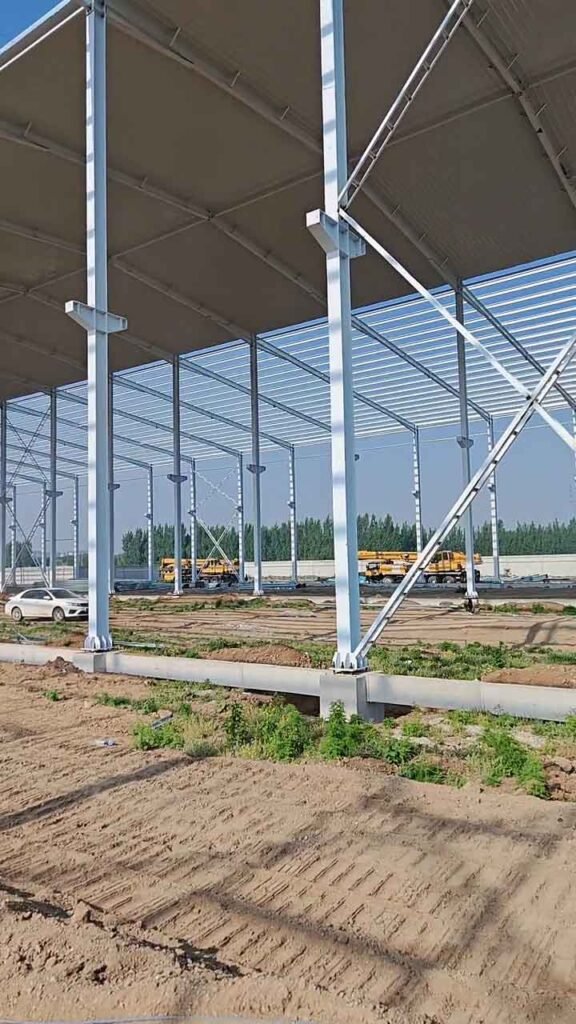 Detalle técnico de las fundaciones y pernos de anclaje instalados por un fabricante de galpones experto.