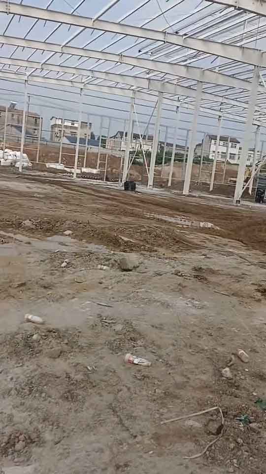 Obra de construcción de nave industrial dirigida por un fabricante de galpones metálicos con estructura de acero a cielo abierto